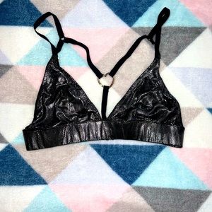 Hot topic bra‎